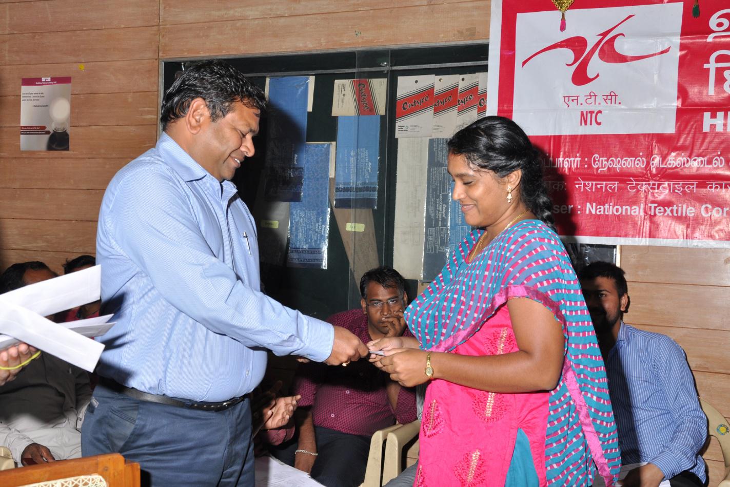 Shri AMS Rajesh Kanna, Dy. General Manager (IT), S R O distributing prize to Smt. D. Kruthika, S R O on the occasion of Hindi Fortnight Prize Distribution Function held on 26.09.2016 at NTC Ltd., Southern Regional Office, Coimbatore 